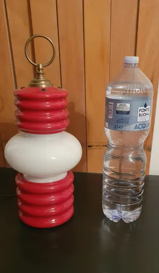 Lampada da tavolo rossa e bianca