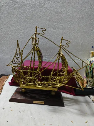 Barco decorativo de metal dorado