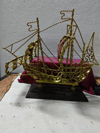 Barco decorativo de metal dorado
