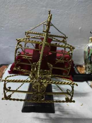 Barco decorativo de metal dorado