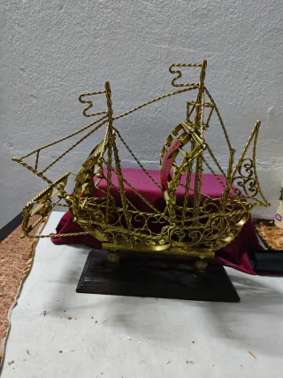 Barco decorativo de metal dorado