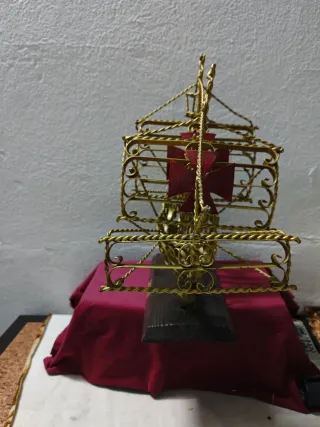 Barco decorativo de metal dorado