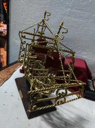 Barco decorativo de metal dorado