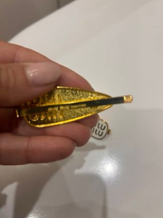 Ganchos Miu Miu dourados e brancos