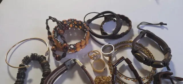 Lote bisutería marrón: pulseras, pendientes, reloj