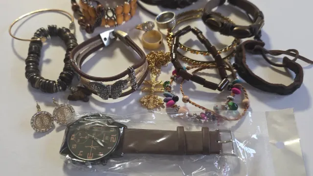 Lote bisutería marrón: pulseras, pendientes, reloj