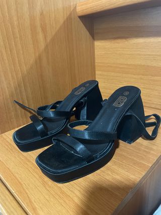Tacones negros de plataforma