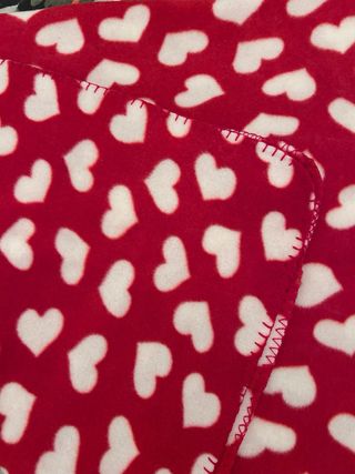 Mantita infantil de corazones rojos