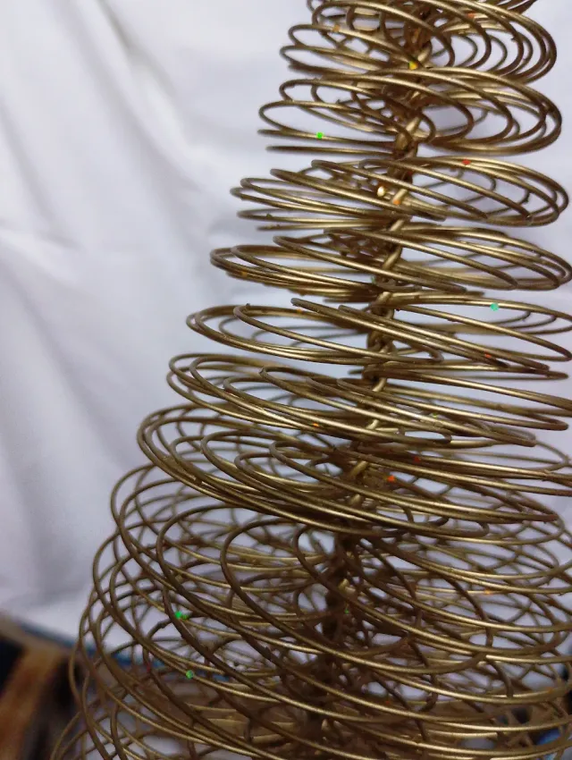 Mini árvore de Natal dourada