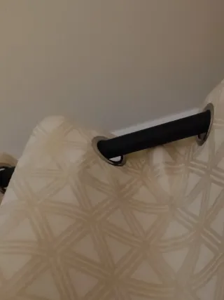 Cortinas beige y doradas con 4 patas