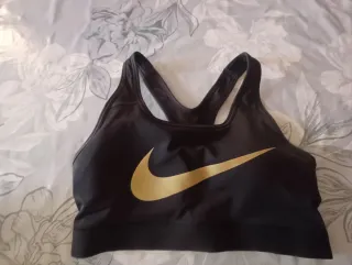 Top deportivo Nike negro y dorado original