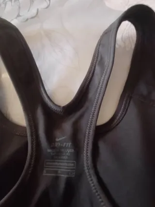 Top deportivo Nike negro y dorado original