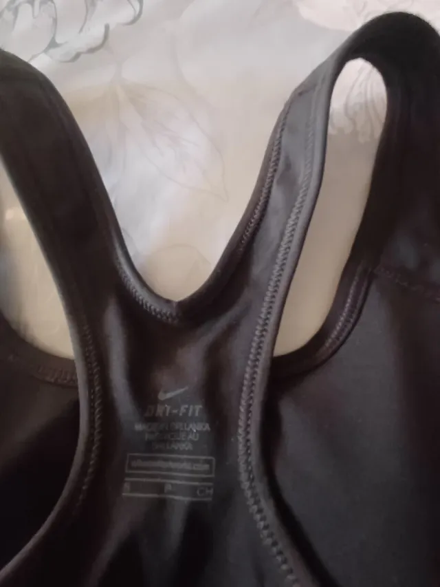 Top deportivo Nike negro y dorado original