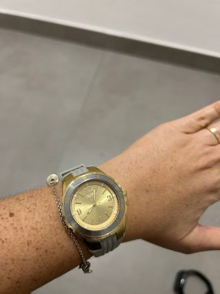 Reloj Invicta Mujer Dorado y Gris