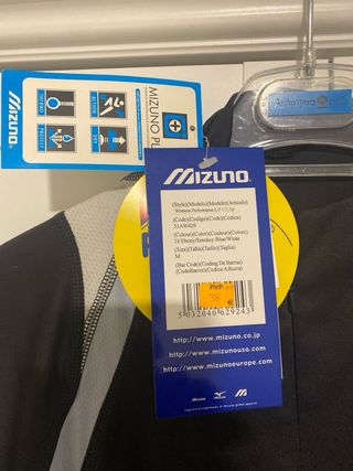 Camiseta técnica Mizuno negra y gris