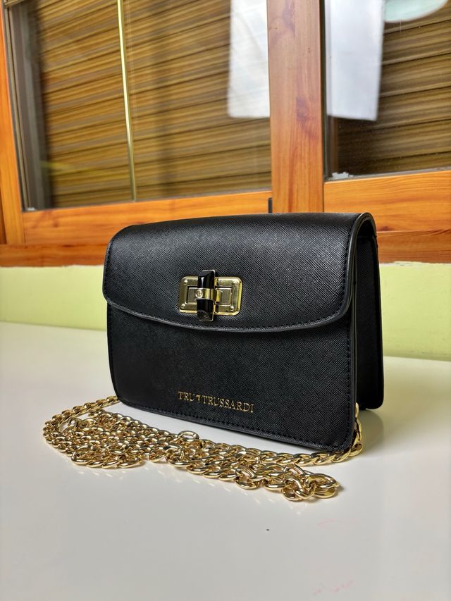 Bolso True Trussardi piel negra con cadena dorada