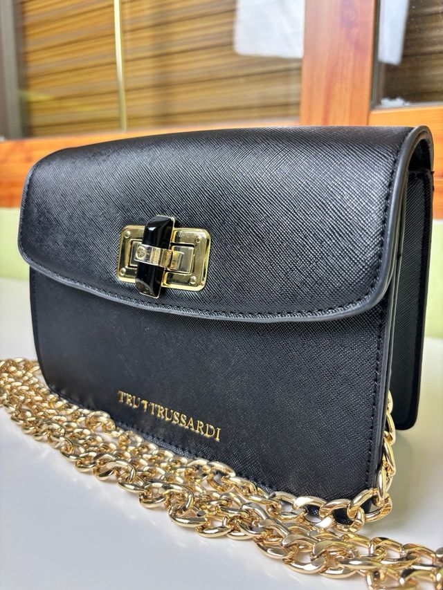 Bolso True Trussardi piel negra con cadena dorada
