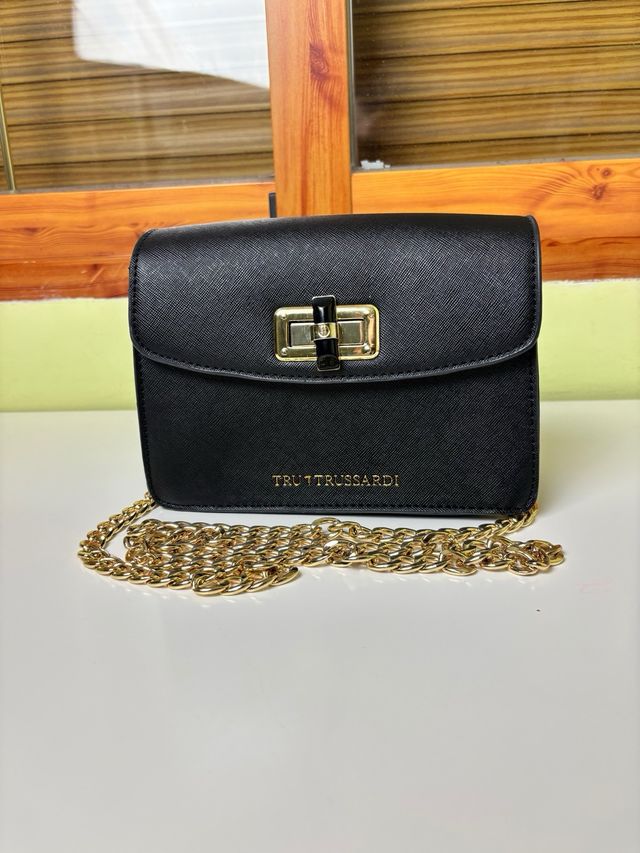 Bolso True Trussardi piel negra con cadena dorada