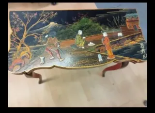 Mesa de cartas antigua decorada con nakar