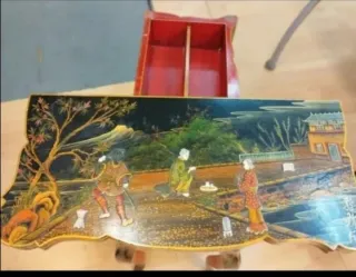 Mesa de cartas antigua decorada con nakar