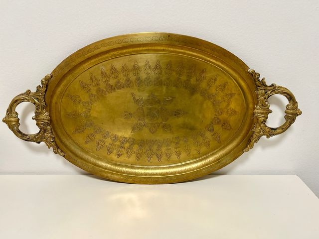 Bandeja ovalada de latón con asas