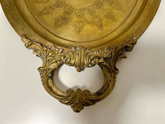 Bandeja ovalada de latón con asas