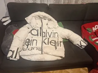 Plumas Calvin Klein...Unisex.... talla XL- 120 cm