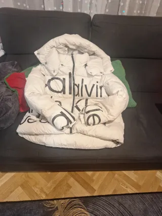 Plumas Calvin Klein...Unisex.... talla XL- 120 cm