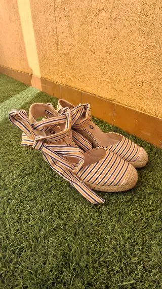 Sandalias de cuña con tiras de rayas