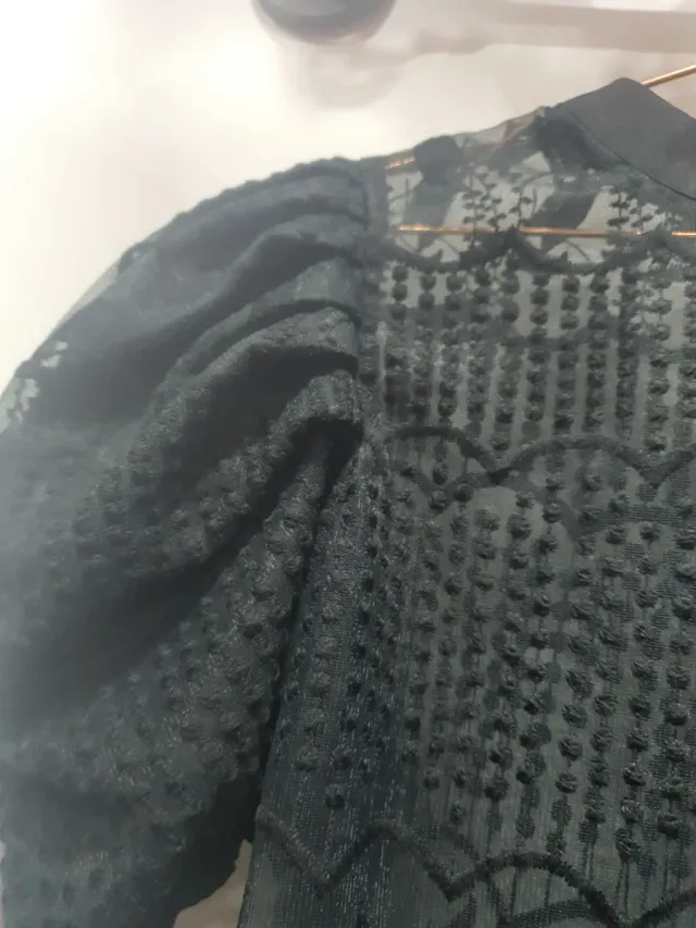 Blusa nera in pizzo con fiocco