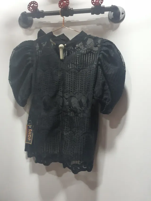 Blusa nera in pizzo con fiocco