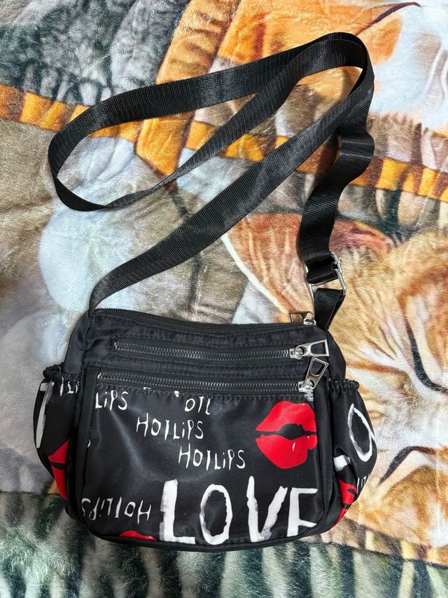 Bolso negro gótico  con estampado de labios y LOVE