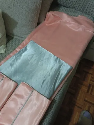 Sábanas de raso color rosa y gris