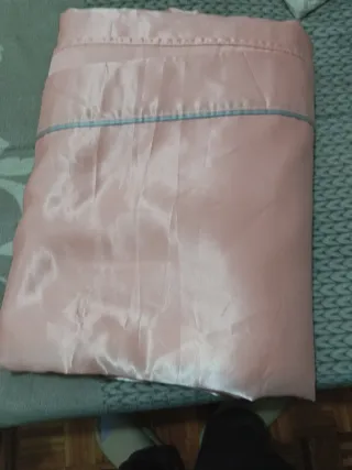 Sábanas de raso color rosa y gris