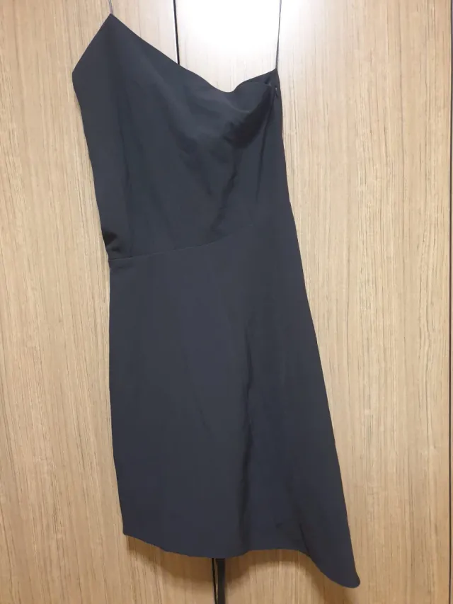 Vestido negro asimétrico con rosa plateada