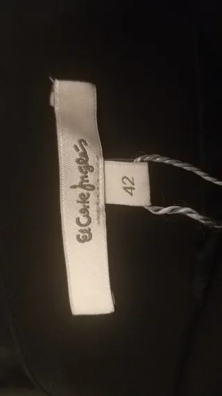 Vestido negro asimétrico con rosa plateada