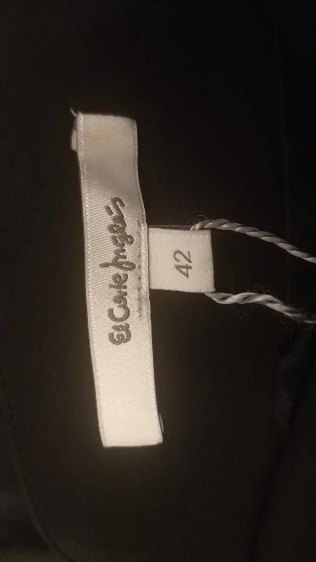 Vestido negro asimétrico con rosa plateada