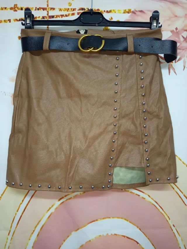 Falda de cuero con tachuelas y cinturón