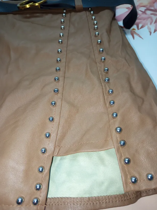 Falda de cuero con tachuelas y cinturón