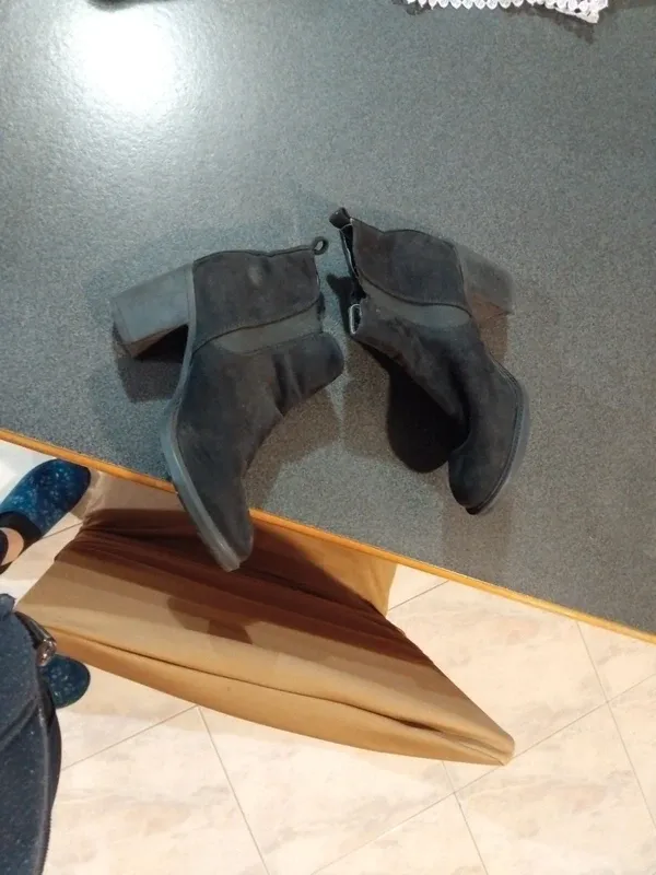 Stivaletti neri con borchie