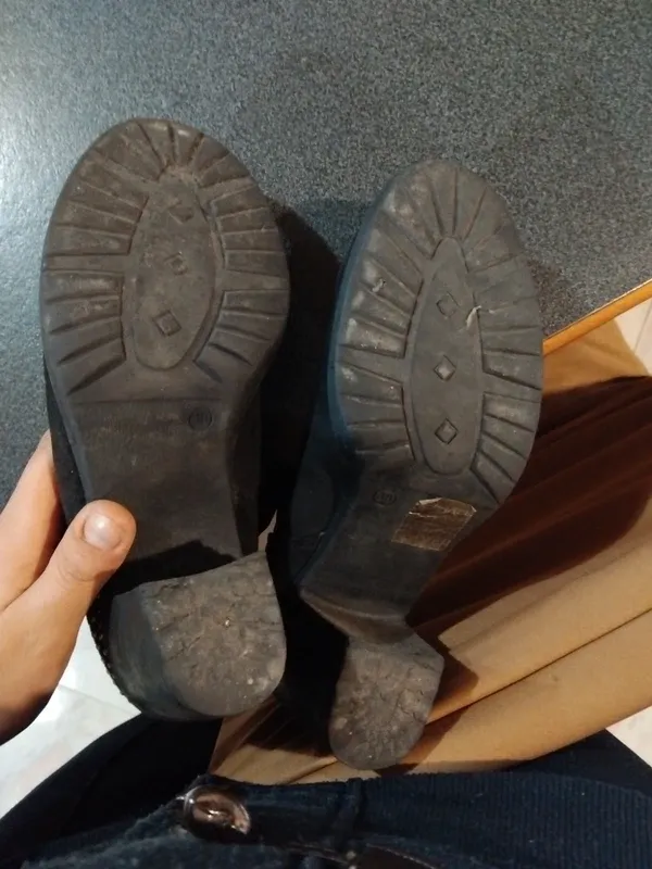 Stivaletti neri con borchie