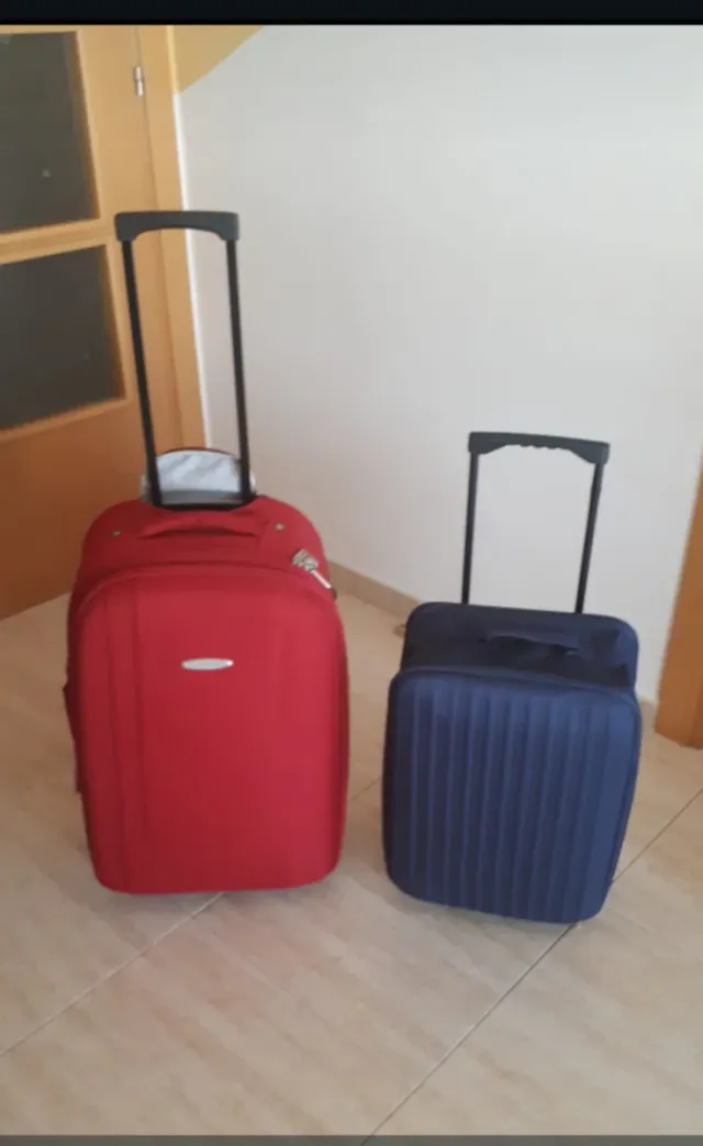 Maletas de viaje grises y rojas