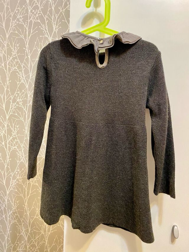 Vestido de punto gris para niña