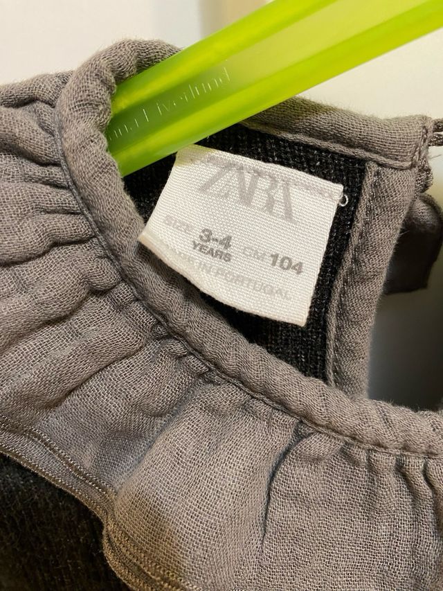 Vestido de punto gris para niña