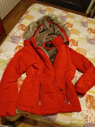 Cazadora Only roja super favorecedora.