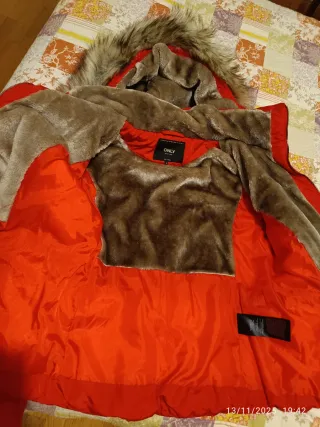 Cazadora Only roja super favorecedora.