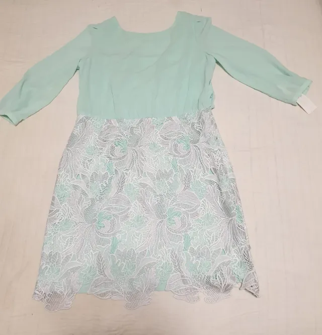 Vestido largo verde menta y encaje