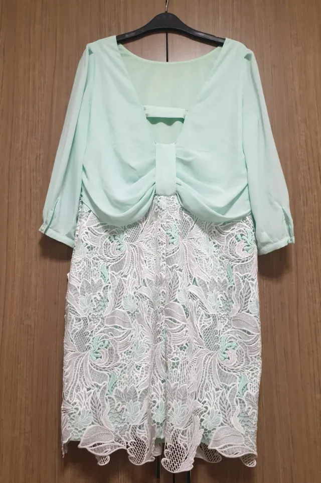 Vestido largo verde menta y encaje