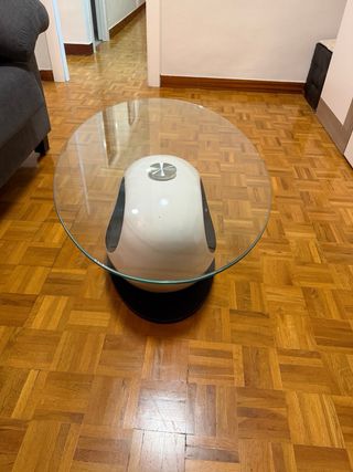 Mesa baja cristal y diseño moderno.