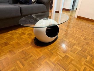 Mesa baja cristal y diseño moderno.